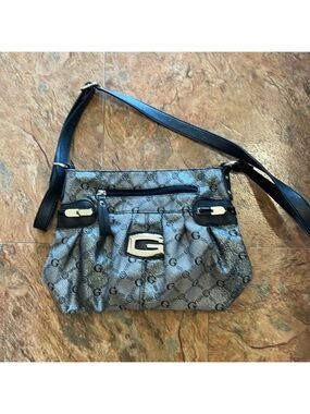 Gussage shoulder bag.